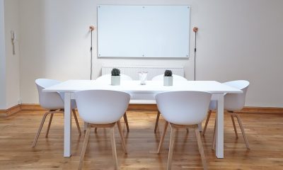 大象传媒品牌推广策略会议室内，策划团队围绕白板讨论品牌传播方案，氛围专注而富有创意